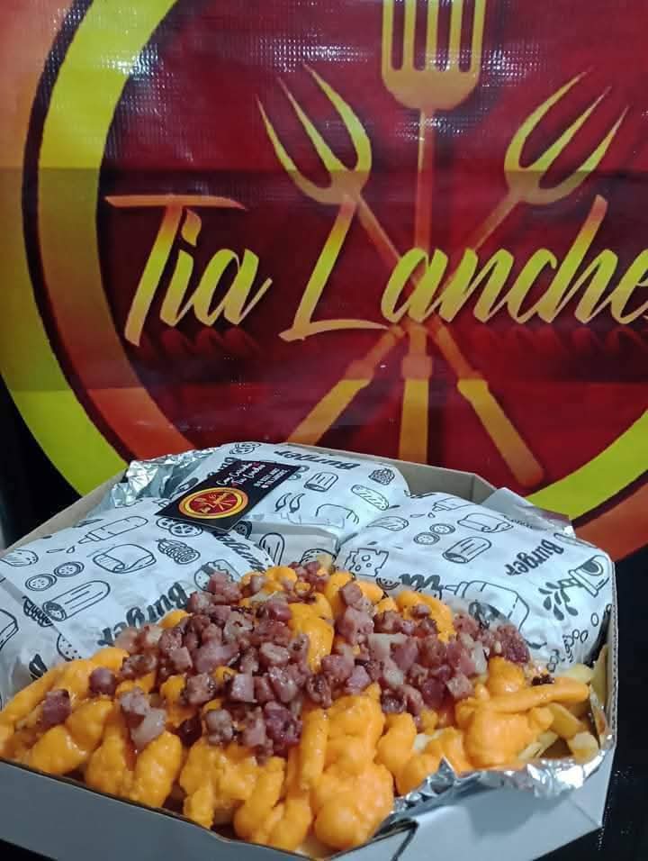 Combo de xis Família ( 3 Xis carne ou Frango + Fritas com Cheddar e Bacon