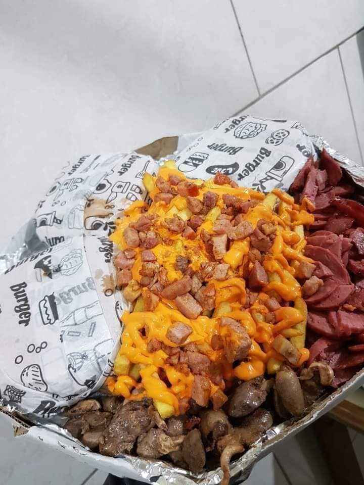 Combo 3 xis carne + petiscos ( 3 xis carne + coração, calabresa, fritas com cheedar e bacon)