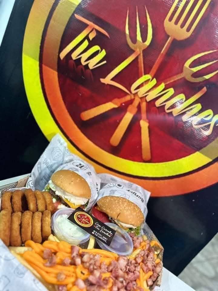 Combo Casal especial (2 Burguer + onions, fritas com cheedar e bacon, maionese da casa, barbecue)
