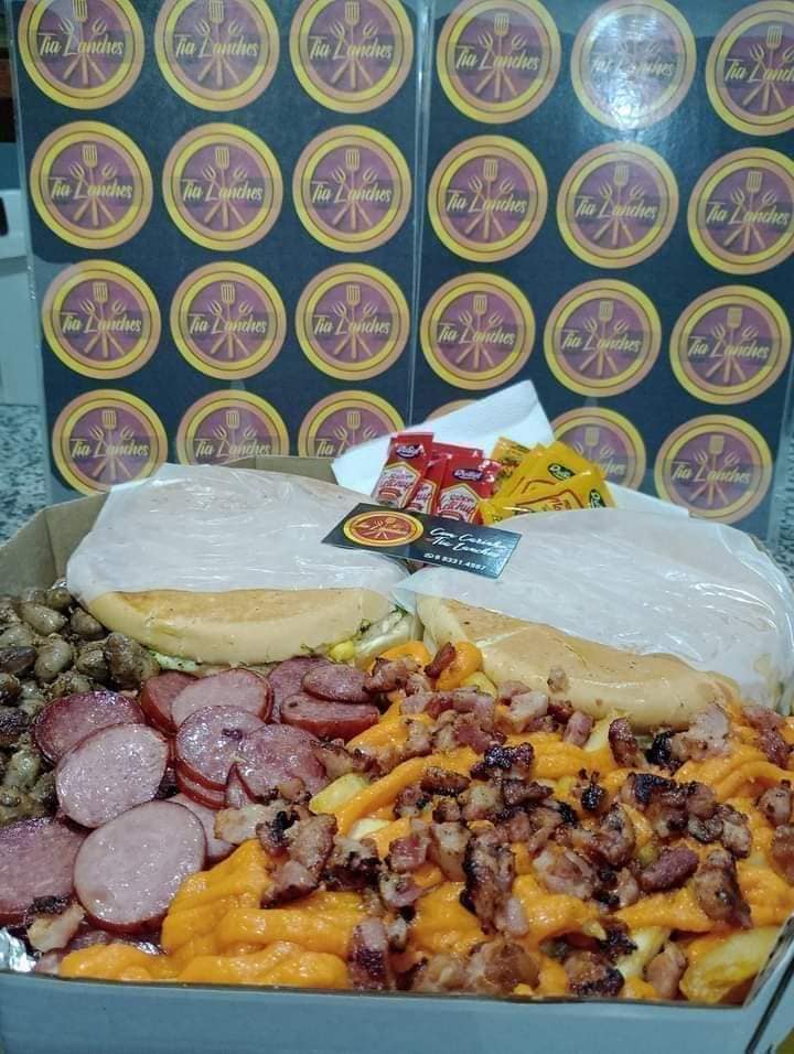 2 xis carne + petiscos ( coração, calabresa, fritas com cheedar e bacon)